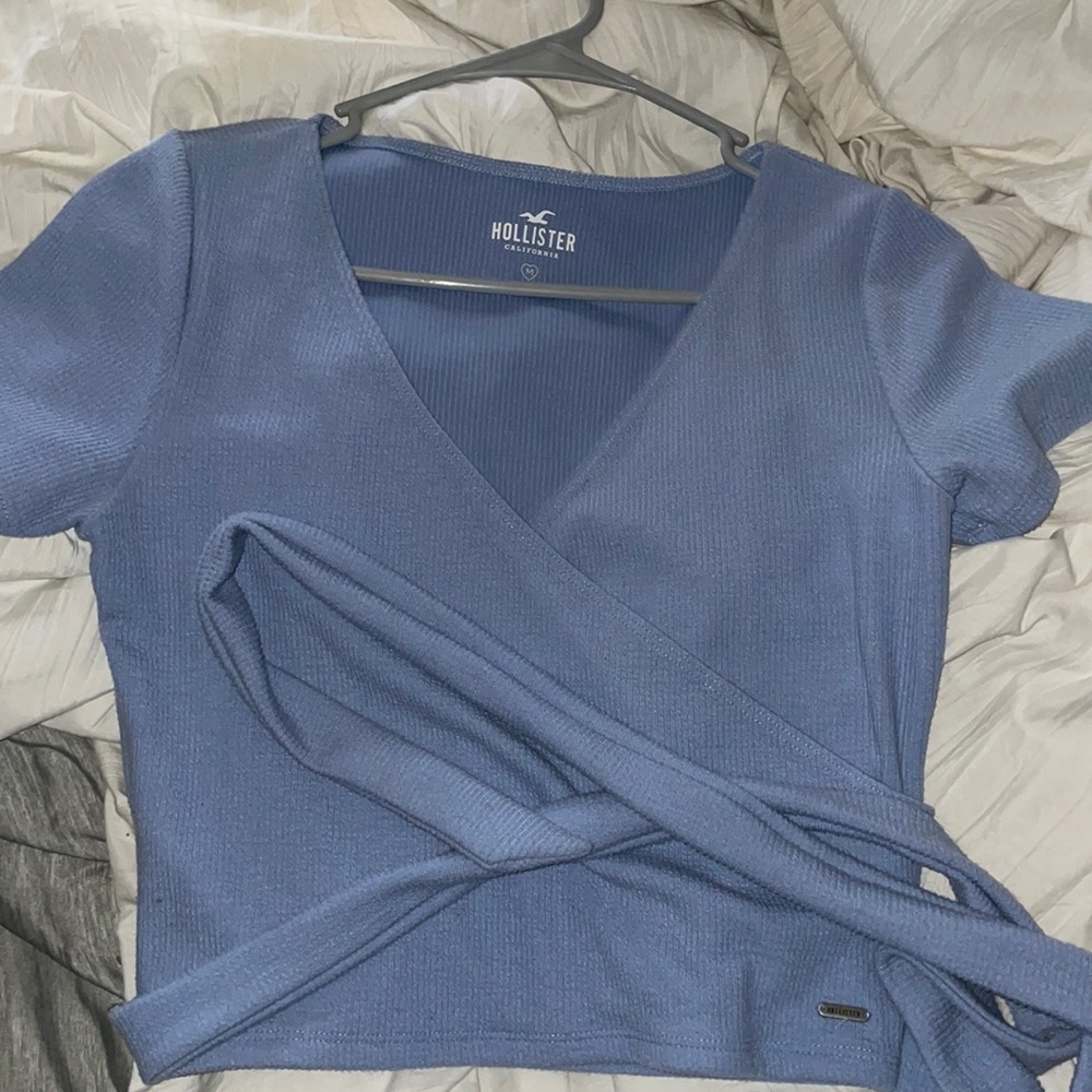 Size Medium Hollister wrap-around cropped tee